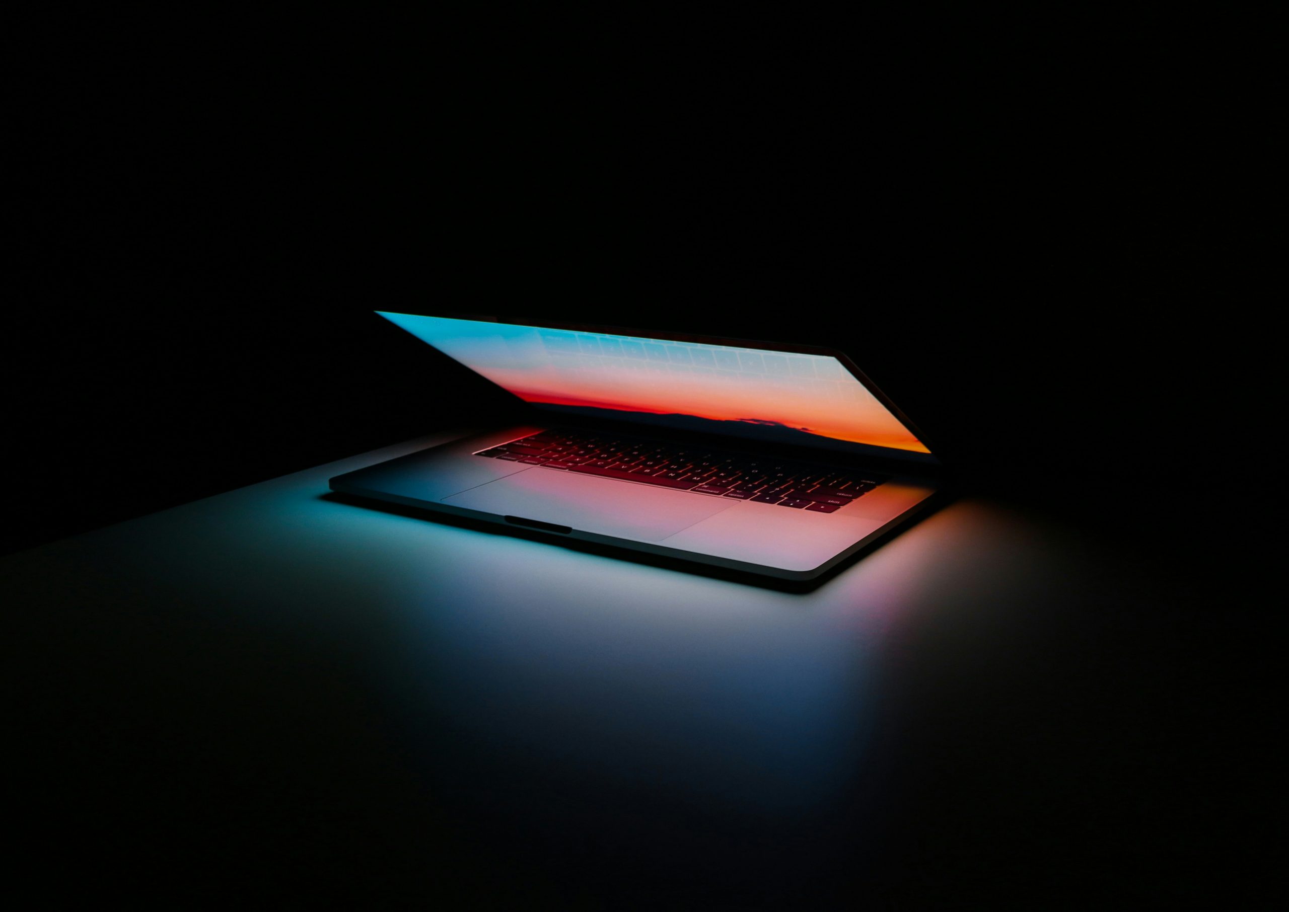 Slanke laptop met verlicht toetsenbord – reclame voor laptops