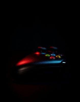 Gamecontroller met gekleurde verlichting die het gamen stimuleert