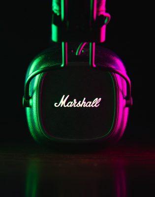 Marshall-hoofdtelefoons met neonverlichting ter promotie van Audio