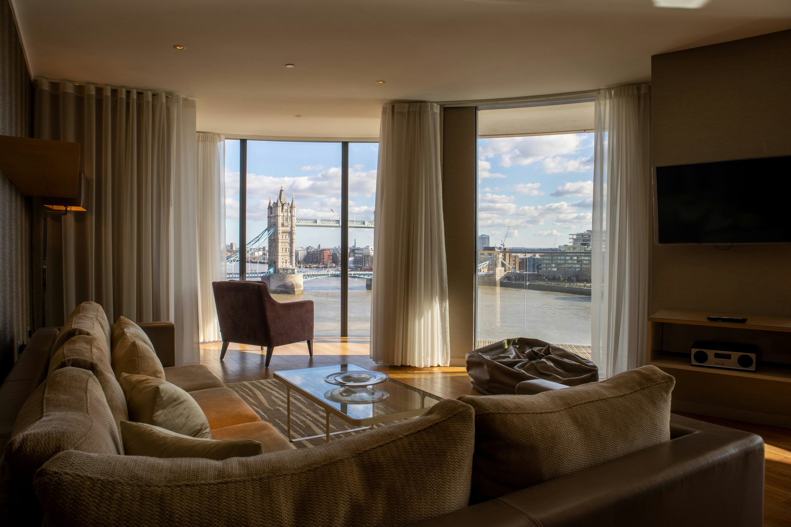 Moderne woonkamer met een televisie – reclame voor televisies
