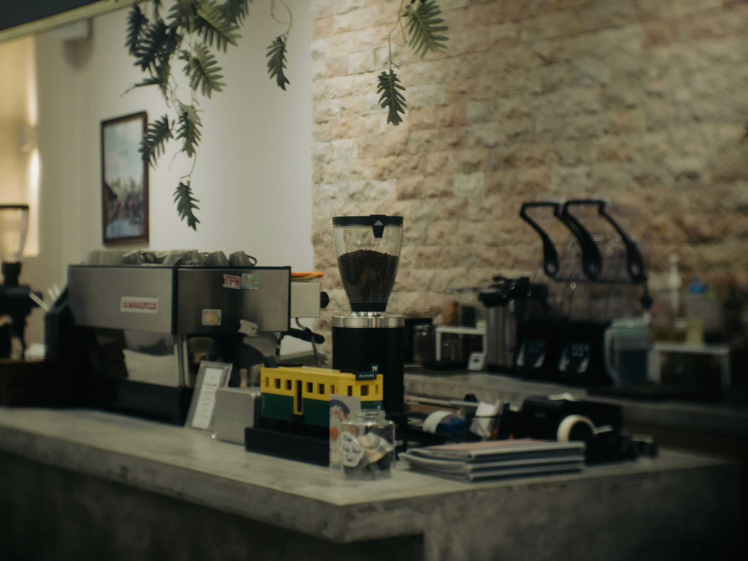 Koffiezetapparaat op een aanrecht, ter promotie van koffiezetapparaten